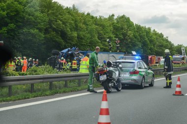 STUTTGART, ALMANY - Haziran 2016: Yolda bir kaza oldu, araba yoldan çıkıp hendeğe uçtu.