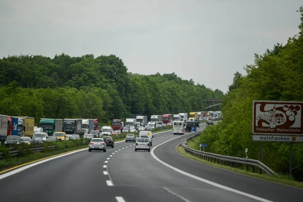 STUTTGART, NIEMCY -12 maja 2016 r. Wiele samochodów na drodze wzdłuż lasu w Niemczech. — Zdjęcie stockowe