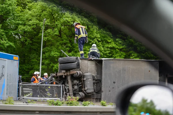 STUTTGART，德国，2016年6月：在路上发生了车祸，汽车飞出了马路，撞上了一条沟渠. — 图库照片