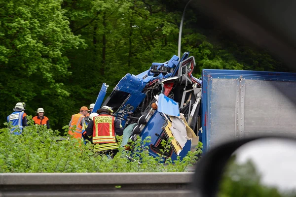 STUTTGART, ALMANY - Haziran 2016: Yolda bir kaza oldu, araba yoldan çıkıp hendeğe uçtu.
