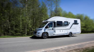 Beyaz Rusya - 11.05.2021 - Kamp. Otoyoldaki mobil ev. Tekerlekli ev.