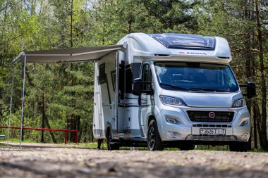 Beyaz Rusya - 11.05.2021 - Kamp. Otoyoldaki mobil ev. Tekerlekli ev.