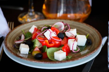 Peynir salatası, kırmızı biber, soğan, restorandaki ziyafet masasında zeytin. Tablo ayarı.