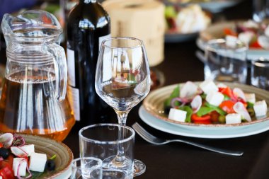 Peynir salatası, kırmızı biber, soğan, restorandaki ziyafet masasında zeytin. Tablo ayarı.