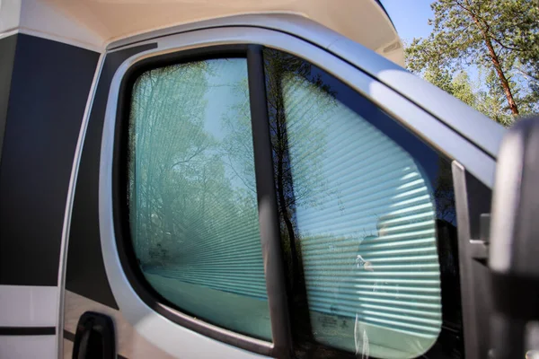 Persianas en las ventanas de la caravana. — Foto de Stock