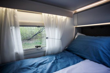 Yağlı yerler, karavanda yataklar. Karavanda yataklar. Mobil bir evin içindeki yatak odası..