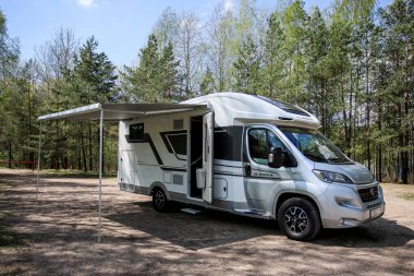 Beyaz Rusya - 11.05.2021 - Kamp. Otoyoldaki mobil ev. Tekerlekli ev.
