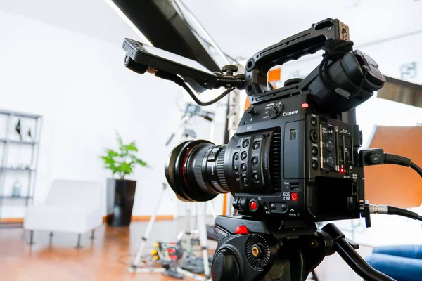 Профессиональные камеры для записи видео и фотографий, профессиональное студийное оборудование. — стоковое фото