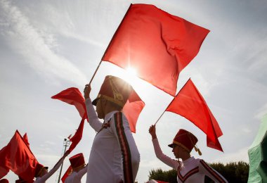 Beyaz Rusya. Minsk - 11.09.2010: Katılımcılar Minsk kentinde düzenlenen bir kutlama sırasında vatanseverlik dansı yapıyorlar.