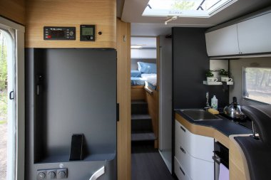Karavanda kamp yapmak, karavan mutfağı ve yatak odası, hiç kimse. Mobil mutfak ve gardırop karavanda. Mobil bir evde yaşam.