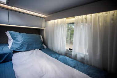 Yağlı yerler, karavanda yataklar. Karavanda yataklar. Mobil bir evin içindeki yatak odası..