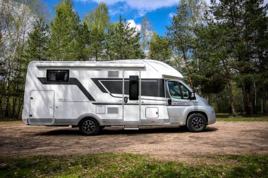 Beyaz Rusya - 11.05.2021 - Kamp. Otoyoldaki mobil ev. Tekerlekli ev.