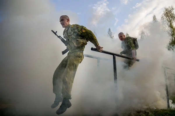 Weißrussland. 22.04.2014: Maschinengewehr in schmutziger Hand. Soldaten einer Spezialeinheit werden auf das Recht getestet, eine kastanienbraune Baskenmütze zu tragen. Militär — Stockfoto