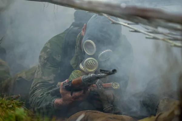 Bielorrusia. 22,04,2014: Ametralladora en mano de un hombre sucio. Soldados de unidades especiales están siendo probados por el derecho a usar una boina granate. Militar —  Fotos de Stock