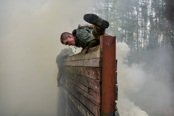 Bielorrusia. 22,04,2014: Ametralladora en mano de un hombre sucio. Soldados de unidades especiales están siendo probados por el derecho a usar una boina granate. Militar —  Fotos de Stock