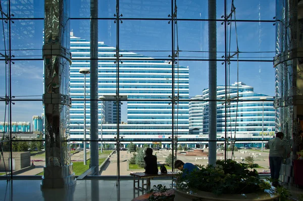 Skyscrapers with glass windows against the blue sky. — Stock Photo, Image