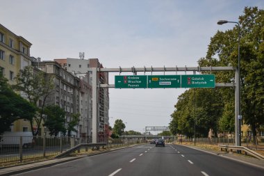 Dikkatli ol. POLAND - Ağustos 2015: Gdansk, Belastok, Krakow, Wroclaw, Poznan yönünde yol manzarası. Yeşil yol işaretleri.
