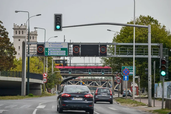 WARSAW. POLONIA - AGOSTO 2015: Carretera, señales de límite de velocidad, semáforo brilla verde. — Foto de Stock