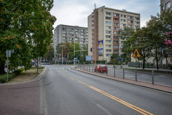 WARSCHAU. POLEN - AUGUST 2015: Stadtbild von Warschau im Sommer. Grüne Bäume entlang der Straße. Wohnviertel, Hochhäuser. — Stockfoto