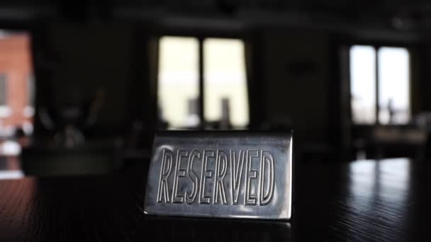 Placa reservada en una mesa oscura en un café frente a las ventanas — Vídeos de Stock