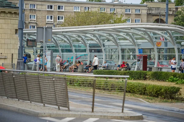 ВАРШАВА. ПОЛЕНД - август 2015 года: большая остановка общественного транспорта с большим количеством людей возле станции метро. — стоковое фото