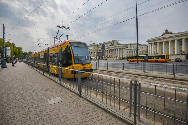 WARSCHAU. POLEN - AUGUST 2015: Gelbe Straßenbahnen auf den Straßen von Warschau. — Stockfoto