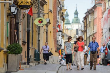 Dikkatli ol. POLAND - Ağustos 2015: Vatandaşlar ve turistler Varşova 'nın merkezinde yürüyor.