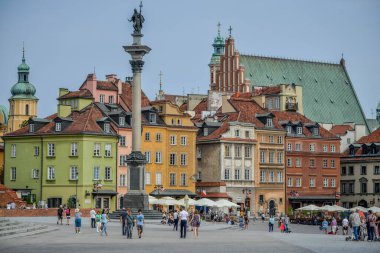 Dikkatli ol. POLAND - Ağustos 2015: Vatandaşlar ve turistler Varşova 'nın merkezinde yürüyor.