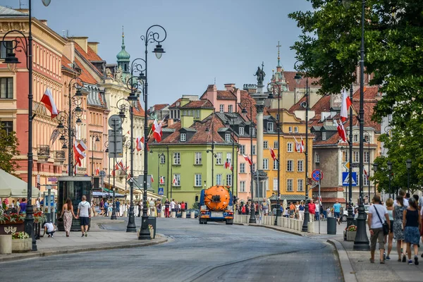 OSTRZEŻENIE. POLSKA - sierpień 2015: Obywatele i turyści spacerują po centrum Warszawy. — Zdjęcie stockowe