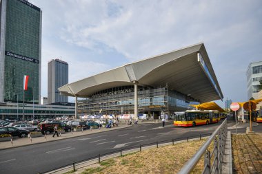 Dikkatli ol. POLAND - 2015 Varşova Merkez İstasyonu. Tren istasyonunda. Otobüs durağı. Tren istasyonuna giden yol. Şehirdeki otobüsler. Gökdelenler, iş merkezi.