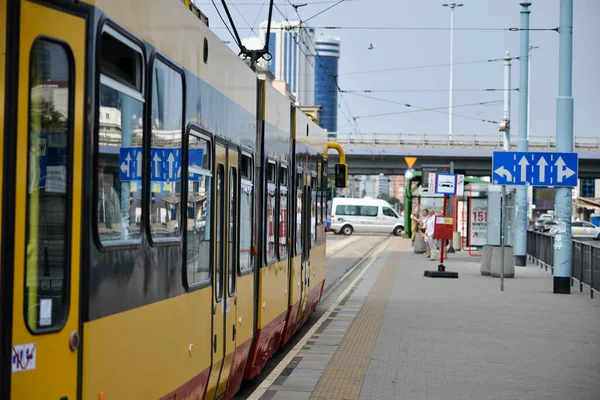 A WARSAW. POLÓNIA - AGOSTO 2015: Eléctricos amarelos nas ruas de Varsóvia. — Fotografia de Stock