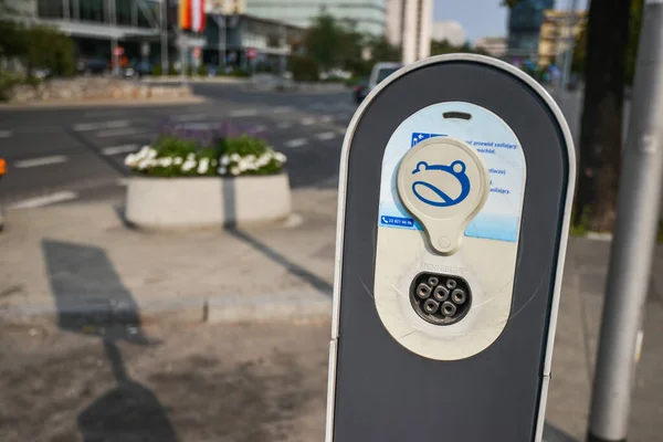 WARSAW. POLOGNE - AOÛT 2015 : Borne de recharge pour une voiture électrique dans le centre-ville. — Photo