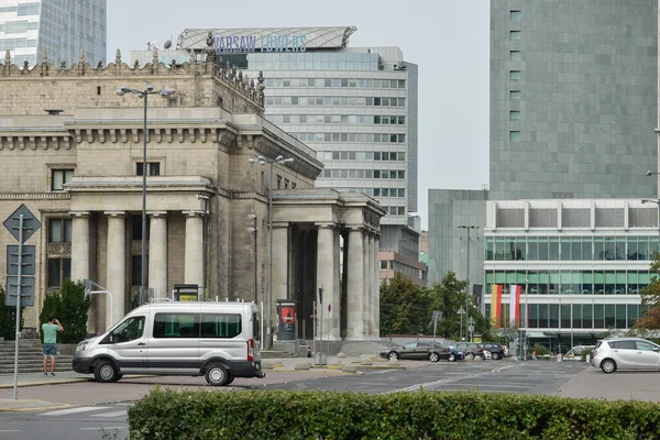 WARSAW. POLOGNE - AOÛT 2015 : Les vieux bâtiments coexistent avec les nouveaux. Architecture urbaine. — Photo