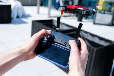 Elinde akıllı telefon olan kuadrokopter için uzaktan kumanda