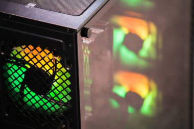 Soğutucunun yeşil, yeşil ve sarı ışığı. LED aydınlatmalı bilgisayar vantilatörü. PC sistem birimi. Arka ışık. Soğutucu.