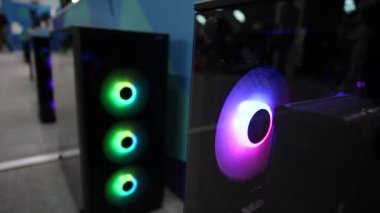 LED aydınlatmalı bilgisayar vantilatörü. Soğutucunun çok renkli aydınlatması. Bilgisayar sistemi birimi. Arka ışık. Soğutucu.