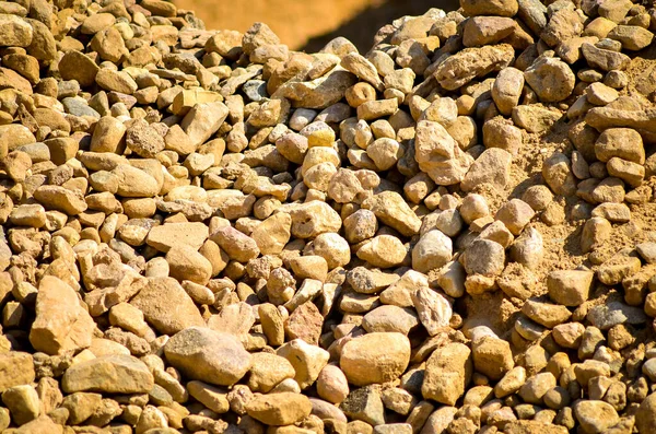 Pedra triturada e areia são materiais para fazer asfalto. Instalação de asfalto. — Fotografia de Stock