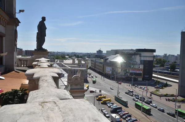 MINSK. BELARUS: 04 07 2013 - Ansicht des Bahnhofs von oben. Die Statue des Mannes in Militäruniform. — Stockfoto