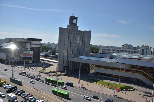 ミンスク。BELARUS: 04 07 2013 -駅のトップビュー。道路だ。車、公共交通機関. — ストック写真