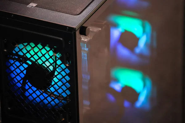 Illuminazione blu del dispositivo di raffreddamento. Ventilatore computer con illuminazione a LED.Unità di sistema PC. Retroilluminazione. Refrigeratore. — Foto Stock