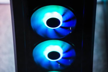 Soğutucunun mavi ışığı. LED aydınlatmalı bilgisayar vantilatörü. PC sistem birimi. Arka ışık. Soğutucu.