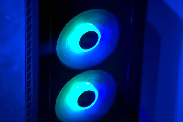 Iluminación azul del refrigerador. Ventilador de ordenador con iluminación led. Retroiluminación. Enfriador. —  Fotos de Stock