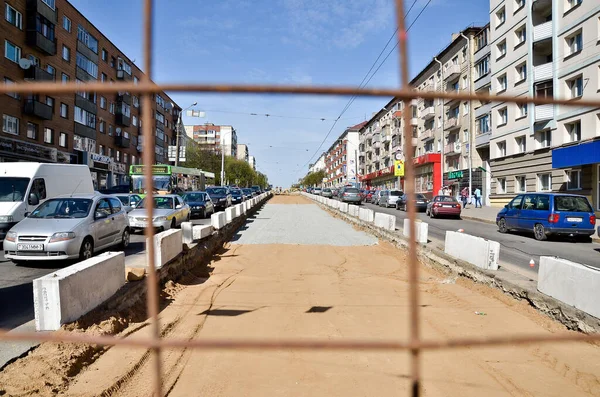 MINSK. BELARUS: 07.05.2013 - Straßenreparatur in der Stadt, Reparatur der Straßenbahngleise im Sommer. — Stockfoto