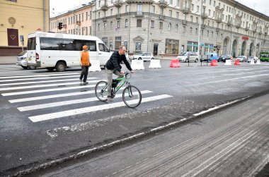 Vizon. BALARUS: 15.05.2013 - Trafik sıkışıklığı nedeniyle yaya geçidinde bir yaya ve bisikletçi.