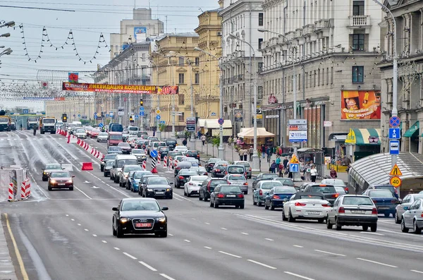 MINSK. BALARUS: 15.05.2013 - Stau in der Stadt wegen Straßenreparaturen. — Stockfoto