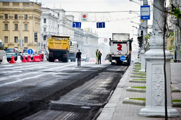 MINSK 。BALARUS：15.05.2013 -公路维修设备。道路维修造成的城市交通堵塞. — 图库照片