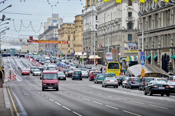 MINSK. BALARUS: 15.05.2013 - Stau in der Stadt wegen Straßenreparaturen. — Stockfoto