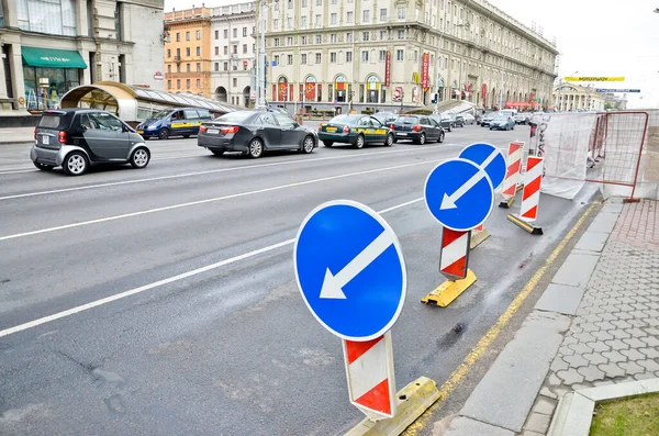 MINSK. BALARUS: 15.05.2013 - Dopravní značky podél dopravní zácpy v důsledku oprav silnic. — Stock fotografie