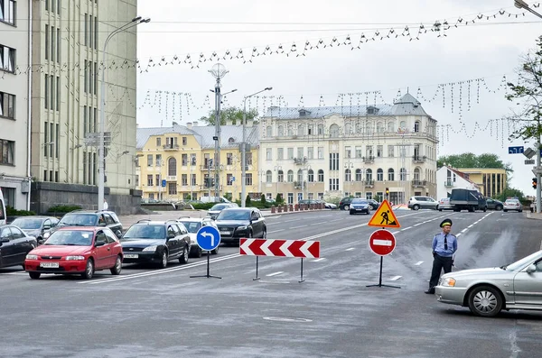 MINSK. BALARUS: 15.05.2013 - Verkehrszeichen im Stau wegen Straßenreparaturen. — Stockfoto