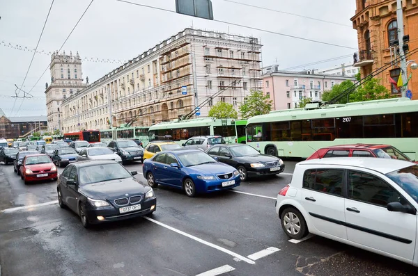 MINSK. BALARO: 15.05.2013 - Atasco de tráfico en la ciudad debido a las reparaciones de carreteras. — Foto de Stock